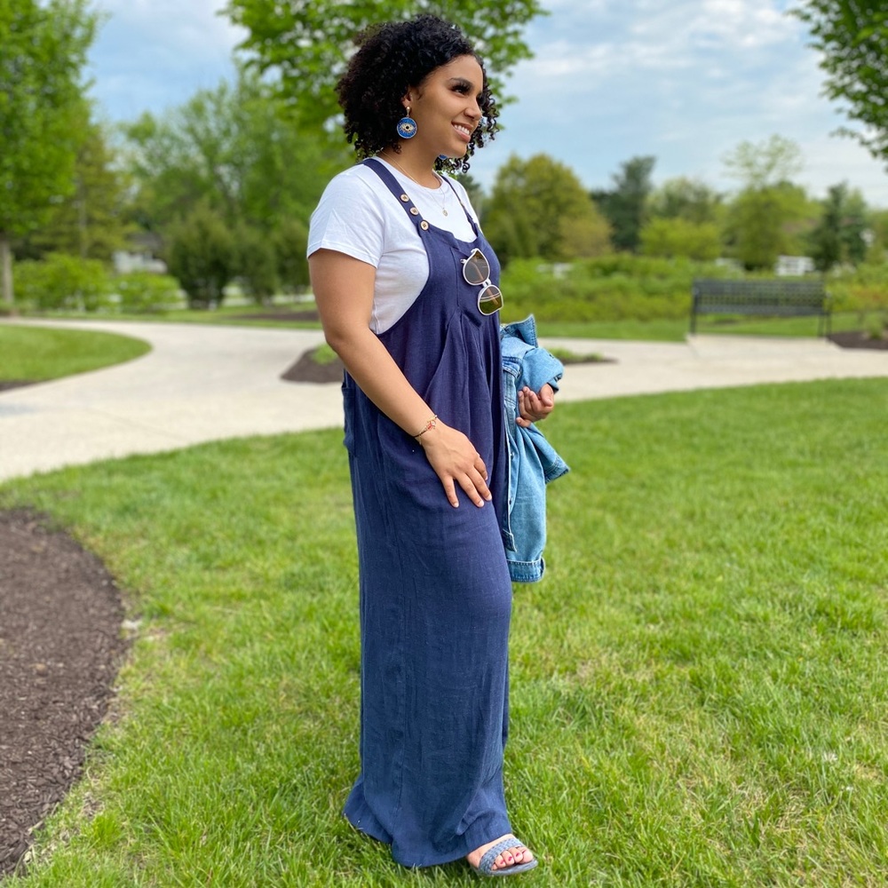 This overall features stylish buttoned adjustable shoulder straps & pockets. - Picture 2 of 7